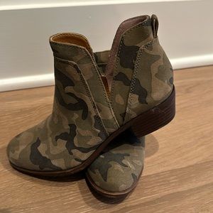 New! Lucky Brand camp booties size 5